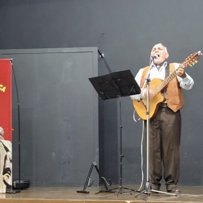 Conferencia y música